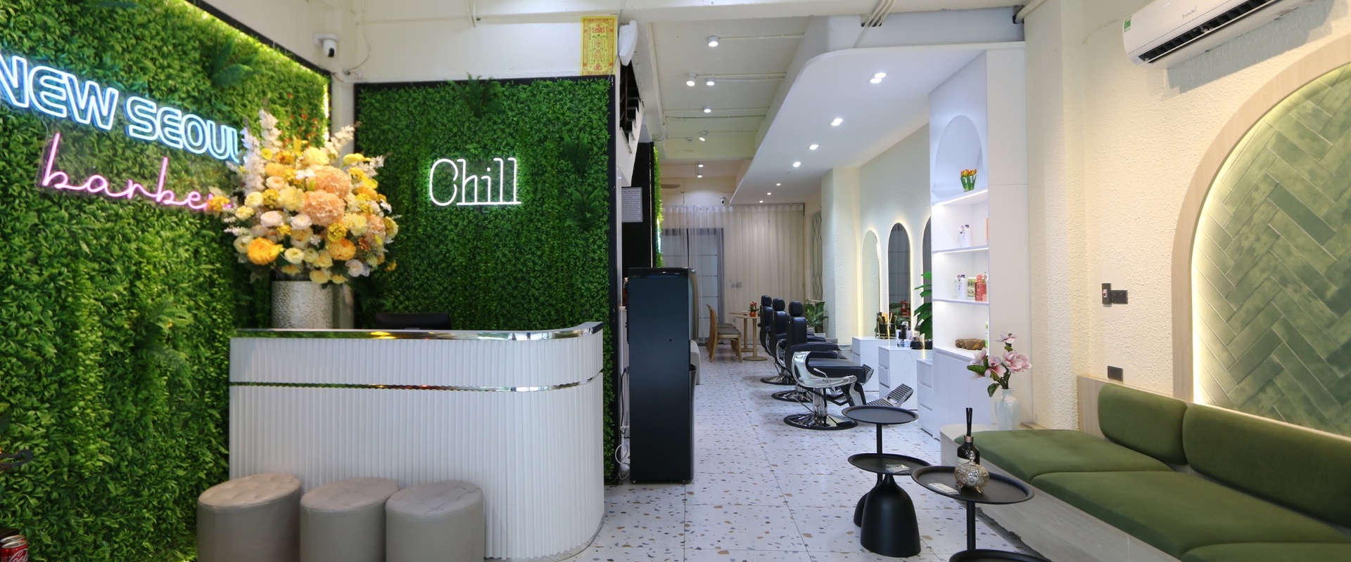 NEW SEOUL BARBER reception and barber floor