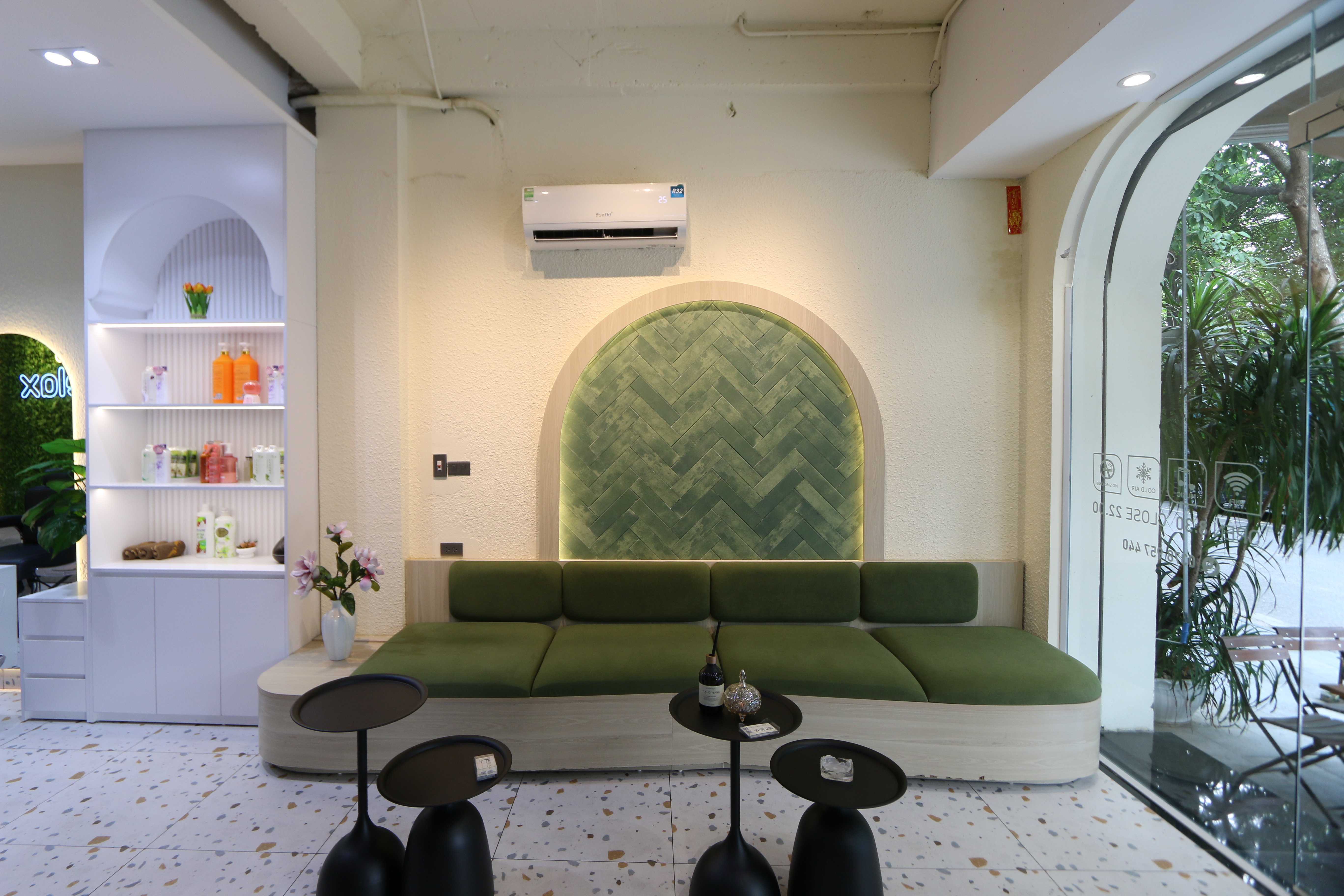 NEW SEOUL BARBER interior, barber chairs